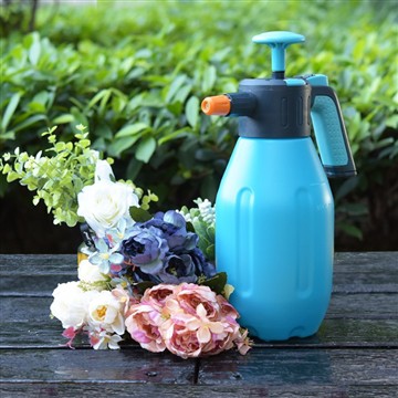 Mengekalkan Taman Saya Terhidrat: Sehari dengan Tin Penyiraman Dipercayai saya